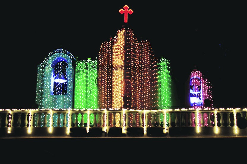 नाताळनिमित्त वसईतील माणिकपूर येथील संत मायकल चर्चला आकर्षक रोषणाई करण्यात आली होती. 