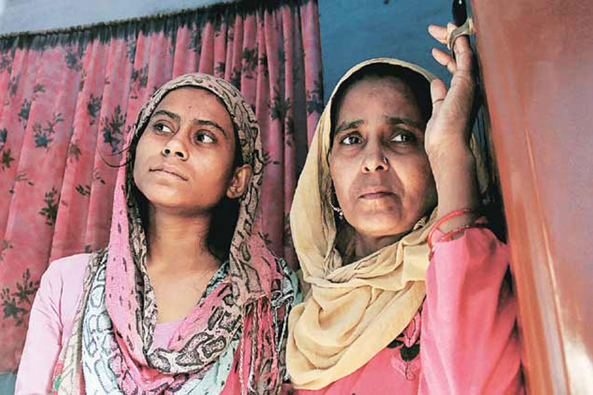 उत्तर प्रदेशातील दादरी येथे घडलेल्या घटनेत बिसरा खेडय़ात अखलाख नावाच्या मुस्लीम व्यक्तीस गाईचे मांस सेवन केल्याच्या संशयावरून जमावाने ठार मारले होते. उत्तर प्रदेशातील दादरी येथे घडलेल्या घटनेत बिसरा खेडय़ात अखलाख नावाच्या मुस्लीम व्यक्तीस गाईचे मांस सेवन केल्याच्या संशयावरून जमावाने ठार मारले होते.