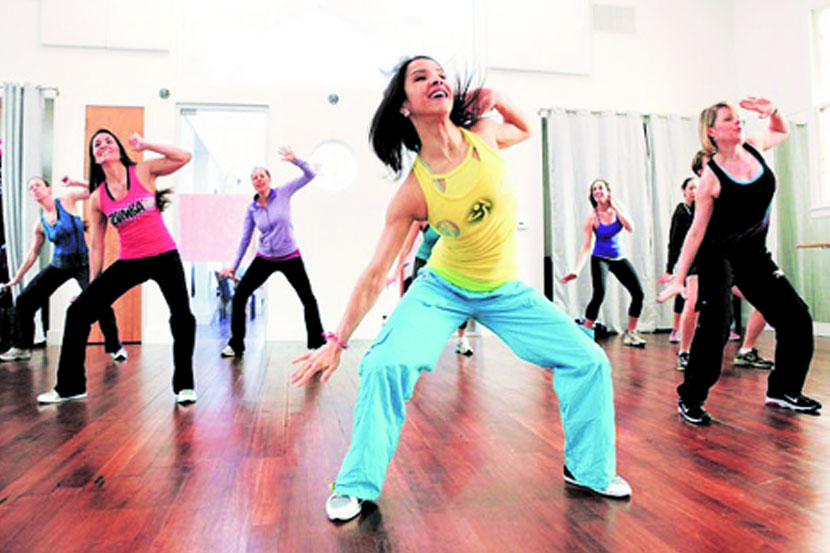 झुंबा या प्रकारात एकामागोमाग एक गाणी लावून त्यावर ठरावीक पद्धतीने बसवलेल्या नृत्यासारख्या स्टेप्स केल्या जातात. झुंबा या प्रकारात एकामागोमाग एक गाणी लावून त्यावर ठरावीक पद्धतीने बसवलेल्या नृत्यासारख्या स्टेप्स केल्या जातात.