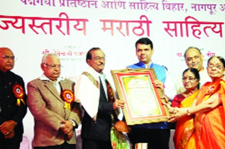 देशात असिष्णुतेचे वातावरण निर्माण झाल्याच्या कारणावरून पुरस्कार परत केले जात आहेत. देशात असिष्णुतेचे वातावरण निर्माण झाल्याच्या कारणावरून पुरस्कार परत केले जात आहेत.