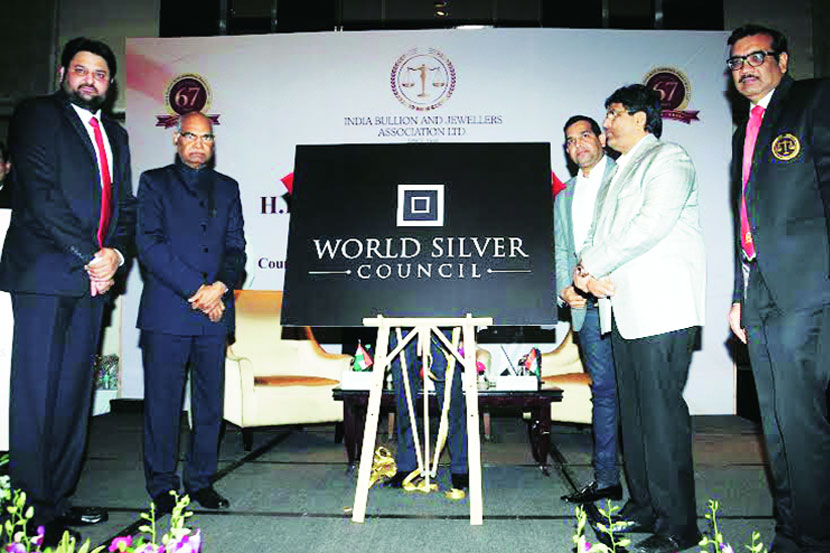 दागिन्यांप्रमाणेच इलेक्ट्रॉनिक उपकरणांसह विविध औद्योगिक प्रक्रियांसाठी चांदी मोठय़ा प्रमाणात वापरात येते. दागिन्यांप्रमाणेच इलेक्ट्रॉनिक उपकरणांसह विविध औद्योगिक प्रक्रियांसाठी चांदी मोठय़ा प्रमाणात वापरात येते.