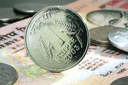 सार्वजनिक उद्योगांमधील निर्गुतवणुकीस सुरुवात झाली.