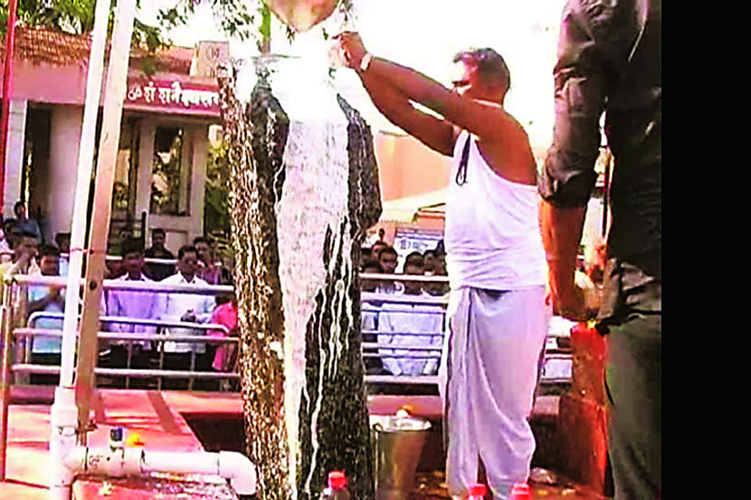 शनिशिंगणापूर येथील शनी मंदिरातील चौथऱ्यावर एका तरुणीने प्रवेश केल्यामुळे त्या चौथऱ्याची, शनीच्या शिळेची दुधाच्या अभिषेकाने शुद्धी करण्यात आली.