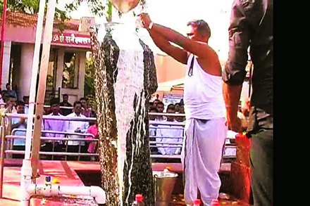 शनिशिंगणापूर येथील शनी मंदिरातील चौथऱ्यावर एका तरुणीने प्रवेश केल्यामुळे त्या चौथऱ्याची, शनीच्या शिळेची दुधाच्या अभिषेकाने शुद्धी करण्यात आली.