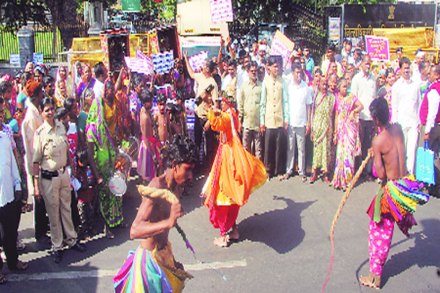 आंदोलनांमुळे वाहतूक विस्कळीत