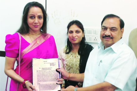 भाजप सरकार येताच
हेमामालिनी यांनी काही महिन्यांपूर्वी महसूलमंत्री एकनाथ खडसे यांची भेट घेऊन दीर्घकाळ प्रलंबित असलेले हे प्रकरण लवकरात लवकर मार्गी लावण्याची विनंती केली. खडसे यांनी आदेश देताच या नस्तीवरील धूळ दूर झाली आणि अवघ्या काही दिवसांतच हा भूखंड मंजूर केला.
भाजप सरकार येताच
हेमामालिनी यांनी काही महिन्यांपूर्वी महसूलमंत्री एकनाथ खडसे यांची भेट घेऊन दीर्घकाळ प्रलंबित असलेले हे प्रकरण लवकरात लवकर मार्गी लावण्याची विनंती केली. खडसे यांनी आदेश देताच या नस्तीवरील धूळ दूर झाली आणि अवघ्या काही दिवसांतच हा भूखंड मंजूर केला.