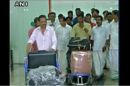 अत्याचार झालेले ‘ते’ युवक सौदीतून भारतात परतले अत्याचार झालेले ‘ते’ युवक सौदीतून भारतात परतले