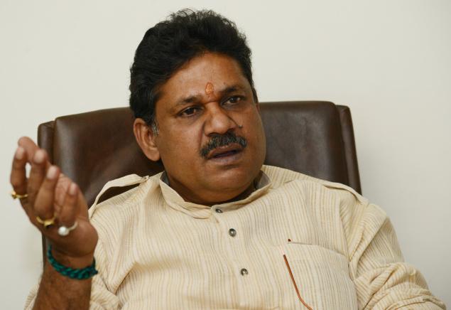 बदनामीचा खटला दाखल करताना जेटली यांनी माझे नाव का टाळले? त्यांनी माझ्याविरोधातही खटला दाखल करावा, असे ट्विट किर्ती आझाद यांनी केले आहे.