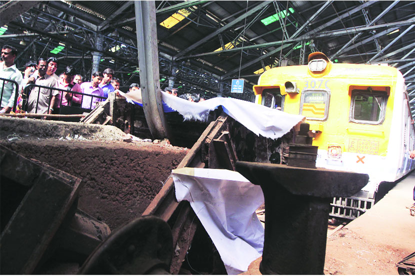 ..आणि लोकल अचानक सुरू झाली! ..आणि लोकल अचानक सुरू झाली!