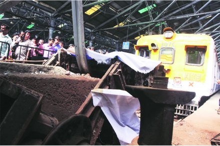 ..आणि लोकल अचानक सुरू झाली! ..आणि लोकल अचानक सुरू झाली!