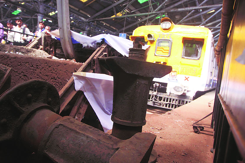 मुंबई छत्रपती शिवाजी टर्मिनसच्या फलाट क्रमांक पाचवरून पहाटे सुटणारी पहिली गाडी आणताना गाडीवरील ताबा सुटल्याने ती फलाटावर चढल्याची घटना मंगळवारी पहाटे २.३०च्या सुमारास घडली. मुंबई छत्रपती शिवाजी टर्मिनसच्या फलाट क्रमांक पाचवरून पहाटे सुटणारी पहिली गाडी आणताना गाडीवरील ताबा सुटल्याने ती फलाटावर चढल्याची घटना मंगळवारी पहाटे २.३०च्या सुमारास घडली.