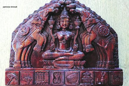 समृद्धीचे कलात्मक स्वागत – तोरणलक्ष्मी आणि अष्टमंगल चिन्हे समृद्धीचे कलात्मक स्वागत – तोरणलक्ष्मी आणि अष्टमंगल चिन्हे