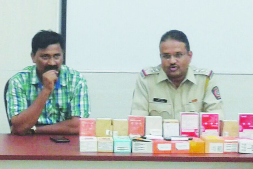 मोबाइल दुकान लुटणाऱ्यास उत्तर प्रदेशातून अटक