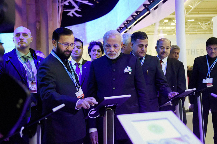 पॅरिसमधील जागतिक हवामानबदलविषयक परिषदेतील भारतीय दालनाला मोदी यांनी भेट दिली पॅरिसमधील जागतिक हवामानबदलविषयक परिषदेतील भारतीय दालनाला मोदी यांनी भेट दिली
