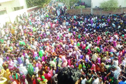 पोलीस हेमलताला घेऊन गेल्यानंतर जमावही त्यांच्या पाठीमागे ठाण्यात आला. 