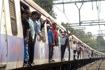 सध्या हार्बर मार्गावर ५८३ सेवा चालवल्या जातात. मात्र गेल्या काही वर्षांत या मार्गावरील प्रवासी संख्या वाढल्याने या सेवा पुरेशा नाहीत.