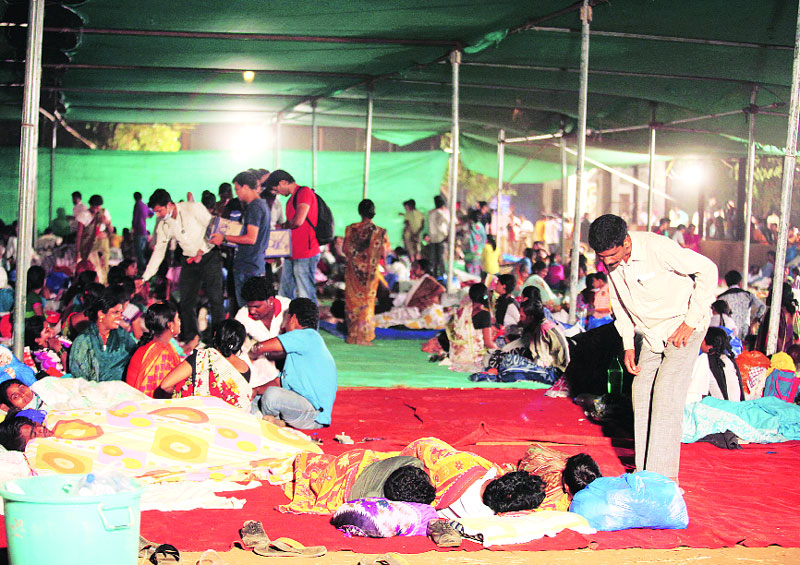 आगीने घरे जाळली असली तरी माणुसकी मात्र त्या आगीत तावूनसुलाखून आणखी झळाळली. आगीने घरे जाळली असली तरी माणुसकी मात्र त्या आगीत तावूनसुलाखून आणखी झळाळली.