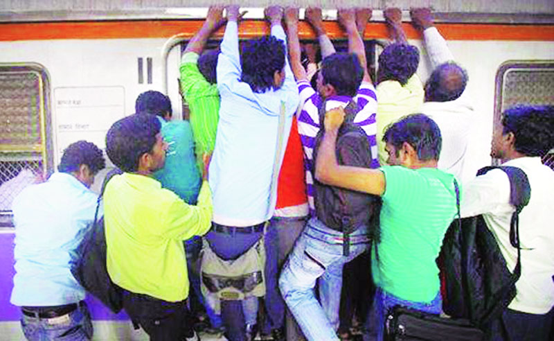 रेल्वेरूळ ओलांडताना ४६४३ लोकांना आपले प्राण गमवावे लागले आहेत. रेल्वेरूळ ओलांडताना ४६४३ लोकांना आपले प्राण गमवावे लागले आहेत.