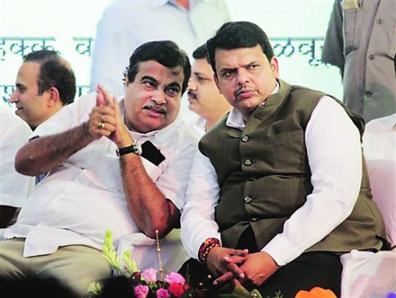 केंद्रीय मंत्री, मुख्यमंत्री सकारात्मक असताना गाडी कुठे अडली, असा प्रश्न निर्माण झाला आहे. केंद्रीय मंत्री, मुख्यमंत्री सकारात्मक असताना गाडी कुठे अडली, असा प्रश्न निर्माण झाला आहे.