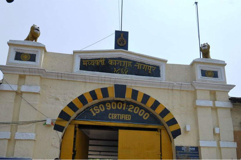 ‘बीएएमएस’ पदवीप्राप्त डॉक्टरकडे मुख्य वैद्यकीय अधिकारी पदाची जबाबदारी सोपवण्यात आल्याचा अजब प्रकार नागपूर मध्यवर्ती कारागृहात समोर आला आहे.