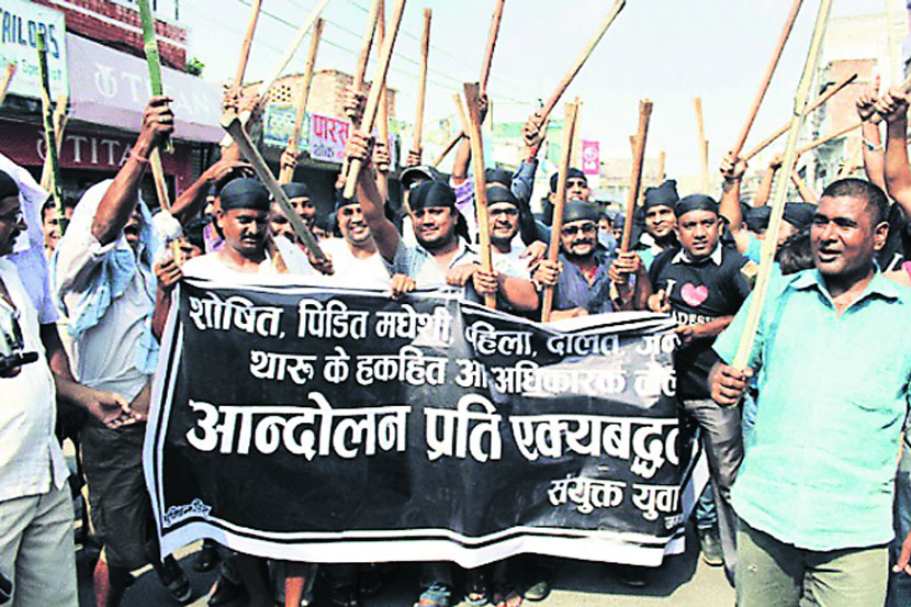 मधेशींच्या आंदोलनामुळे नेपाळमध्ये इंधन तेलापासून जीवनावश्यक वस्तूंपर्यंत अनेक गोष्टींची टंचाई निर्माण झाली आहे मधेशींच्या आंदोलनामुळे नेपाळमध्ये इंधन तेलापासून जीवनावश्यक वस्तूंपर्यंत अनेक गोष्टींची टंचाई निर्माण झाली आहे
