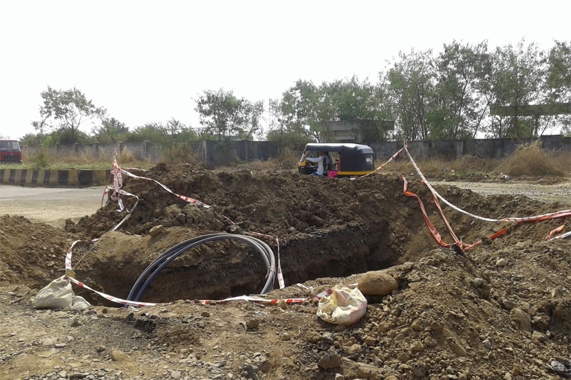 द्रोणागिरी नोडमधील बीपीसीएल कंपनीजवळील रस्त्यावर महिनाभरापासून भररस्त्यात भलामोठा खड्डा खोदला आहे. द्रोणागिरी नोडमधील बीपीसीएल कंपनीजवळील रस्त्यावर महिनाभरापासून भररस्त्यात भलामोठा खड्डा खोदला आहे.