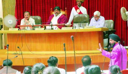 ‘स्मार्ट सिटी’शी निगडित अन्य काही विषयांचे प्रस्ताव सादर झाल्यावरून सर्वपक्षीय सदस्यांनी गदारोळ करत प्रशासनाला धारेवर धरले. ‘स्मार्ट सिटी’शी निगडित अन्य काही विषयांचे प्रस्ताव सादर झाल्यावरून सर्वपक्षीय सदस्यांनी गदारोळ करत प्रशासनाला धारेवर धरले.