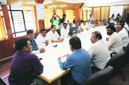 भाजपच्या पदाधिकाऱ्यांनी आयुक्तांची भेट घेऊन या निकषाला पालिकेने मान्यता देण्याचा आग्रह धरला.  भाजपच्या पदाधिकाऱ्यांनी आयुक्तांची भेट घेऊन या निकषाला पालिकेने मान्यता देण्याचा आग्रह धरला.