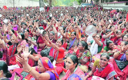 राज्य सरकार प्रशासकीय खर्च कमी करण्यासाठी शासकीय व निमशासकीय सेवांमधील चतुर्थ श्रेणीतील पावणेदोन लाख टप्प्याटप्प्याने कमी करणार आहे. 