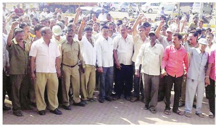 एका टोळक्याने चढविलेल्या हल्ल्यात पंचवटी डेपोतील सुरक्षारक्षक एच. एस. गाढवे आणि चालक एन. के. जाधव हे गंभीर जखमी झाले. या घटनेची माहिती समजल्यानंतर एसटी कर्मचारी संतप्त झाले. 