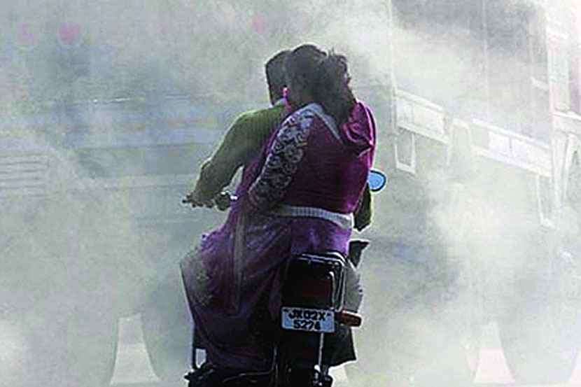 दुचाकी वाहनांमुळे विषारी द्रव्ये वाढत आहेत. दुचाकी वाहनांमुळे विषारी द्रव्ये वाढत आहेत.