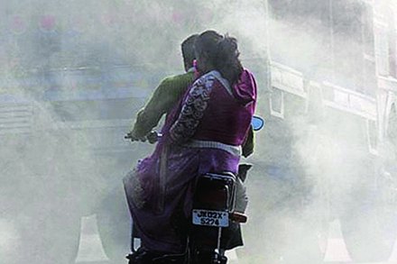 दुचाकी वाहनांमुळे विषारी द्रव्ये वाढत आहेत. 