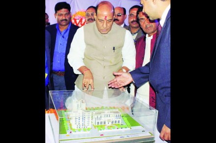 केंद्रीय गृहमंत्री राजनाथ सिंह यांनी राष्ट्रीय तपास यंत्रणेच्या लखनौ येथील इमारतीच्या कोनशिला अनावरणानंतर इमारतीच्या प्रतिकृतीची पाहणी केली.