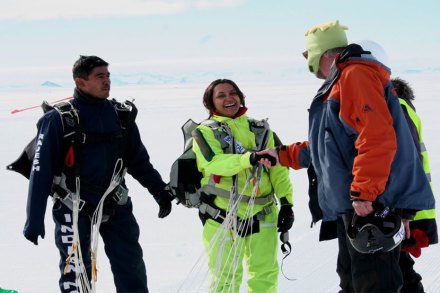 शीतल महाजन या महाराष्ट्रीय महिला खेळाडूने पॅराजम्पिंगमध्ये आंतरराष्ट्रीय स्तरावर दिमाखदार कामगिरी केली आहे शीतल महाजन या महाराष्ट्रीय महिला खेळाडूने पॅराजम्पिंगमध्ये आंतरराष्ट्रीय स्तरावर दिमाखदार कामगिरी केली आहे