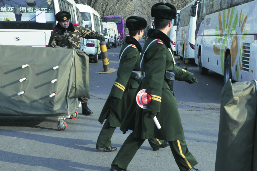 नाताळदरम्यान परदेशी नागरिकांना लक्ष्य करण्याच्या दहशतवाद्यांच्या धमकीनंतर चीनमध्ये सुरक्षा व्यवस्थेत वाढ करण्यात आली आहे. नाताळदरम्यान परदेशी नागरिकांना लक्ष्य करण्याच्या दहशतवाद्यांच्या धमकीनंतर चीनमध्ये सुरक्षा व्यवस्थेत वाढ करण्यात आली आहे.