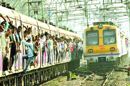 दर तीन दिवसांआड रेल्वेचे रूळ तुटतात!