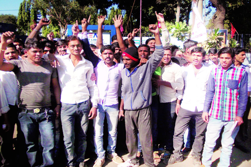सातपूर औद्योगिक वसाहतीतील सीएट कारखान्याच्या प्रवेशद्वारावर आंदोलन करताना कंत्राटी कामगार. 