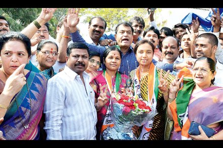 चिंचवडच्या पोटनिवडणुकीत राष्ट्रवादीच्या सुजाता टेकवडे विजयी झाल्या. त्यानंतर राष्ट्रवादीच्या कार्यकर्त्यांनी जल्लोष केला. चिंचवडच्या पोटनिवडणुकीत राष्ट्रवादीच्या सुजाता टेकवडे विजयी झाल्या. त्यानंतर राष्ट्रवादीच्या कार्यकर्त्यांनी जल्लोष केला.