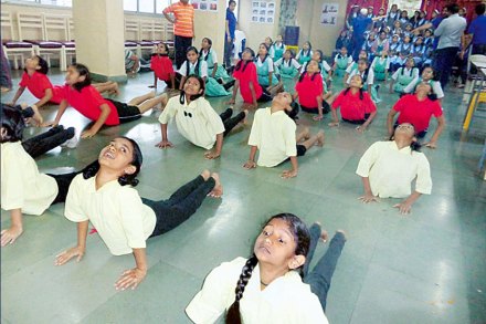 सूर्यनमस्कार सक्तीविरोधात समाजवादी पक्षाचे नगरसेवक रईस शेख यांनी मुंबई हायकोर्टात याचिका दाखल केली होती.