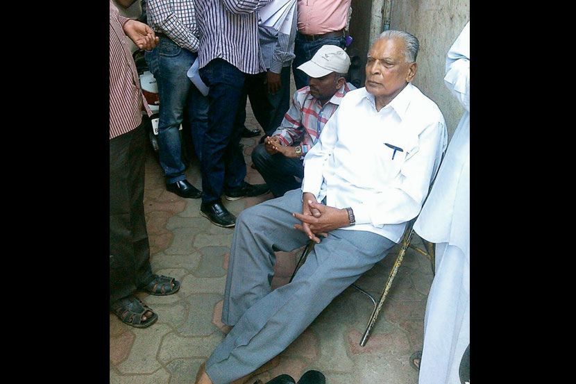 ‘एफआरपी’च्या रकमेतील कपातीच्या निर्णयाविरोधात लाक्षणिक उपोषण ‘एफआरपी’च्या रकमेतील कपातीच्या निर्णयाविरोधात लाक्षणिक उपोषण