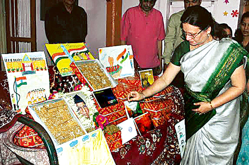 सैनिक मित्र परिवार आणि मेहुणपुरा गणेशोत्सव मंडळातर्फे मकर संक्रांतीनिमित्त सीमेवरील जवानांसाठी पाठविण्यात येणाऱ्या तिळगुळाचे मुक्ता टिळक यांच्या हस्ते पूजन करण्यात आले.
सैनिक मित्र परिवार आणि मेहुणपुरा गणेशोत्सव मंडळातर्फे मकर संक्रांतीनिमित्त सीमेवरील जवानांसाठी पाठविण्यात येणाऱ्या तिळगुळाचे मुक्ता टिळक यांच्या हस्ते पूजन करण्यात आले.