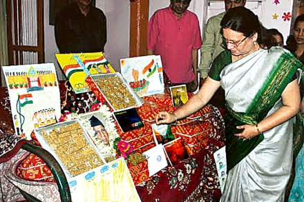 सैनिक मित्र परिवार आणि मेहुणपुरा गणेशोत्सव मंडळातर्फे मकर संक्रांतीनिमित्त सीमेवरील जवानांसाठी पाठविण्यात येणाऱ्या तिळगुळाचे मुक्ता टिळक यांच्या हस्ते पूजन करण्यात आले.
सैनिक मित्र परिवार आणि मेहुणपुरा गणेशोत्सव मंडळातर्फे मकर संक्रांतीनिमित्त सीमेवरील जवानांसाठी पाठविण्यात येणाऱ्या तिळगुळाचे मुक्ता टिळक यांच्या हस्ते पूजन करण्यात आले.