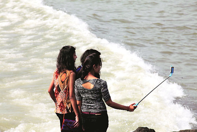 ‘इलेक्ट्रॉनिक’ सेल्फ