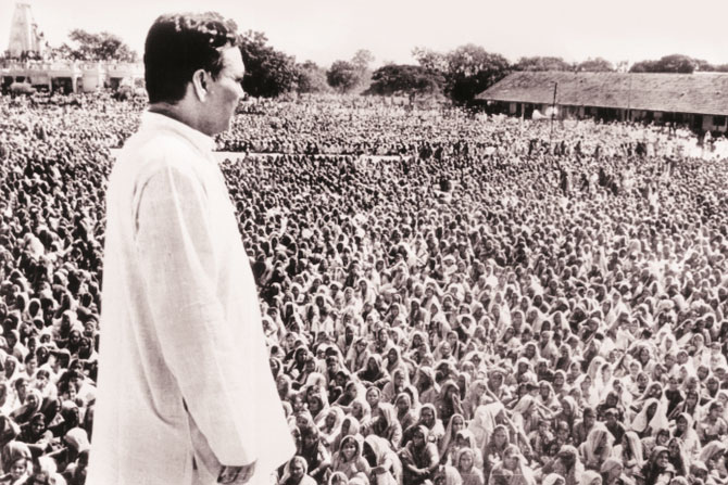 शरद जोशींनी शेतकरी स्त्रीला, लक्ष्मीला बोलतं केलं आणि त्यांनाच त्यांच्या अन्यायाविरुद्ध उभं केलं. 