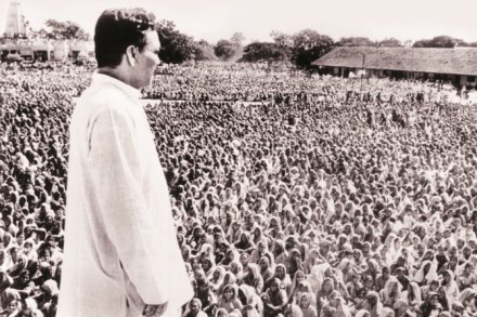 शरद जोशींनी शेतकरी स्त्रीला, लक्ष्मीला बोलतं केलं आणि त्यांनाच त्यांच्या अन्यायाविरुद्ध उभं केलं. 