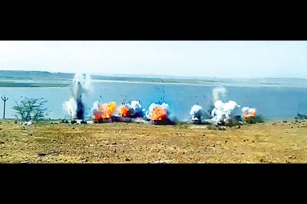 वाळूचा अवैध उपसा करणाऱ्या ४० बोटी स्फोटाने उडविल्या वाळूचा अवैध उपसा करणाऱ्या ४० बोटी स्फोटाने उडविल्या