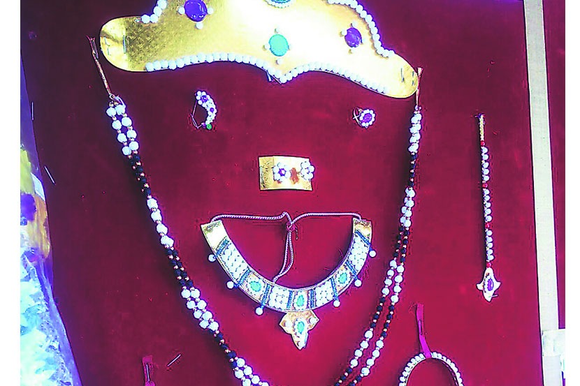 दागिन्यांना हलव्याचा गोडवा.. दागिन्यांना हलव्याचा गोडवा..