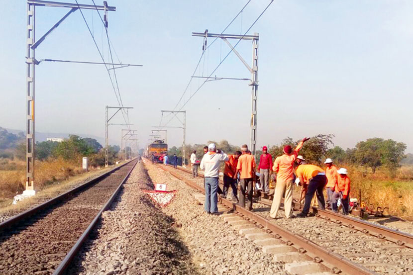 पुणे- मुंबई लोहमार्गावर कामशेत व मळवली स्थानकांच्या दरम्यान रेल्वे रुळाला तडा गेल्याने शनिवारी वाहतूक विस्कळीत झाली. रुळ बदलण्याचे काम तातडीने पूर्ण करण्यात आले.