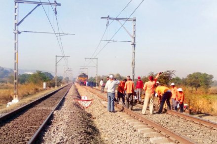 पुणे- मुंबई लोहमार्गावर कामशेत व मळवली स्थानकांच्या दरम्यान रेल्वे रुळाला तडा गेल्याने शनिवारी वाहतूक विस्कळीत झाली. रुळ बदलण्याचे काम तातडीने पूर्ण करण्यात आले.