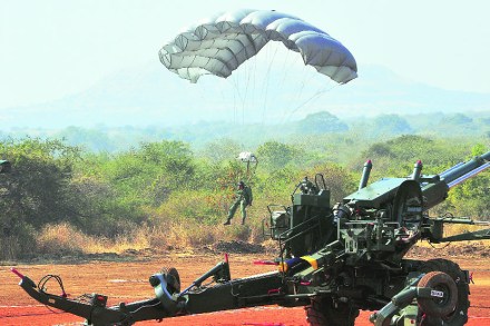 ‘तोपची’प्रात्यक्षिकांमध्ये युद्धभूमीवरील थरार ‘तोपची’प्रात्यक्षिकांमध्ये युद्धभूमीवरील थरार